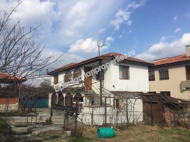 Двуетажна къща в спокоен зелен квартал на Бургас Двуетажна къща в спокоен зелен квартал на Бургас