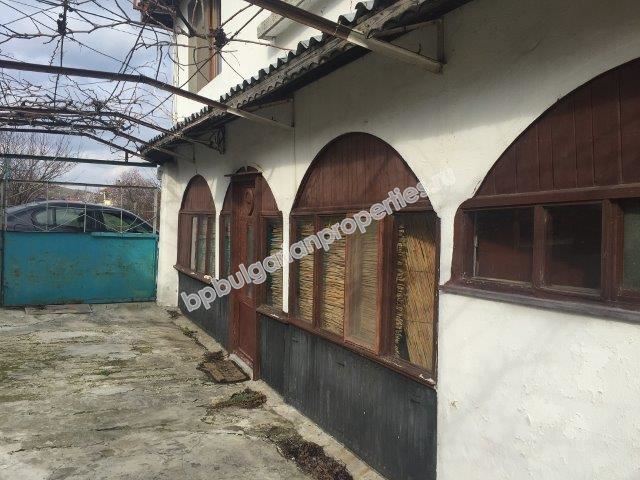 Двуетажна къща в спокоен зелен квартал на Бургас Двуетажна къща в спокоен зелен квартал на Бургас