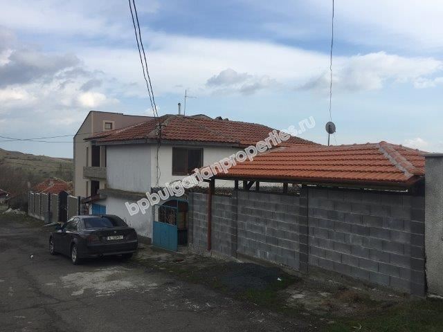 Двуетажна къща в спокоен зелен квартал на Бургас Двуетажна къща в спокоен зелен квартал на Бургас