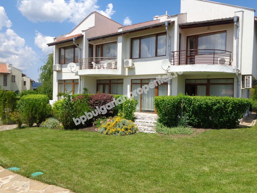 Продава се луксозна двуетажна мебелирана вила край Слънчев Бряг Продава се луксозна двуетажна мебелирана вила край Слънчев Бряг