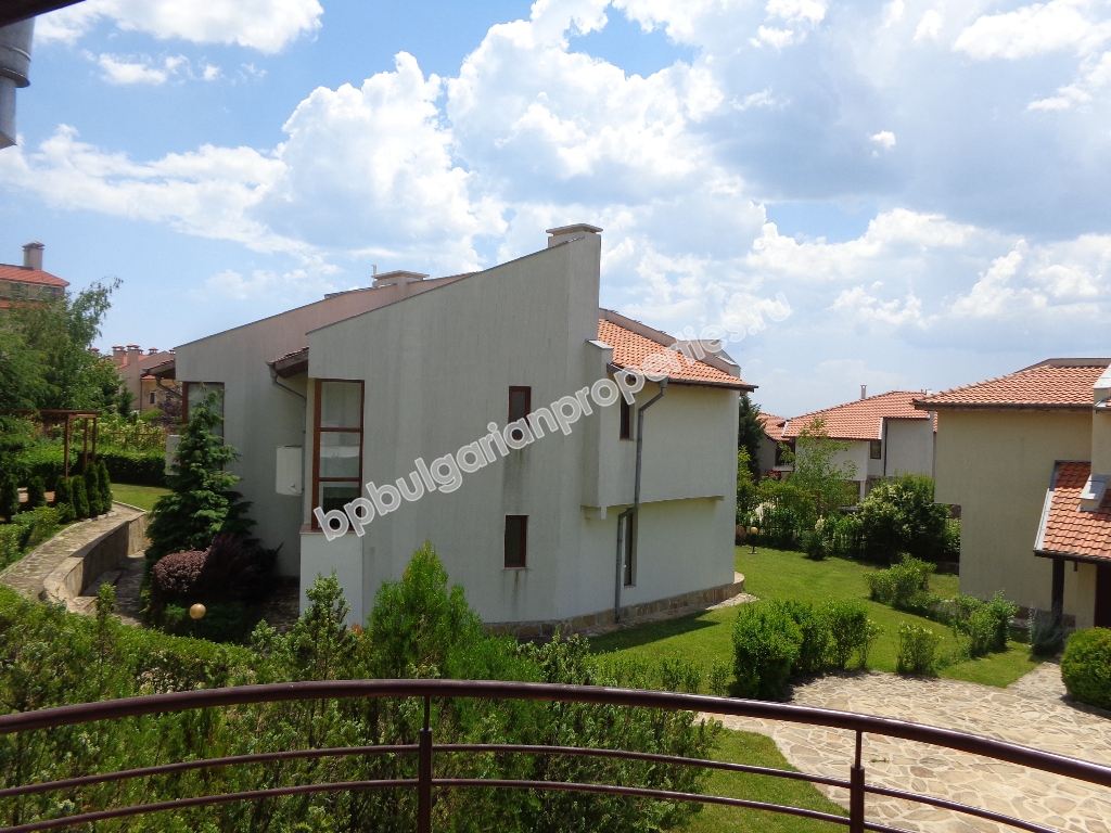 Продава се луксозна двуетажна мебелирана вила край Слънчев Бряг Продава се луксозна двуетажна мебелирана вила край Слънчев Бряг