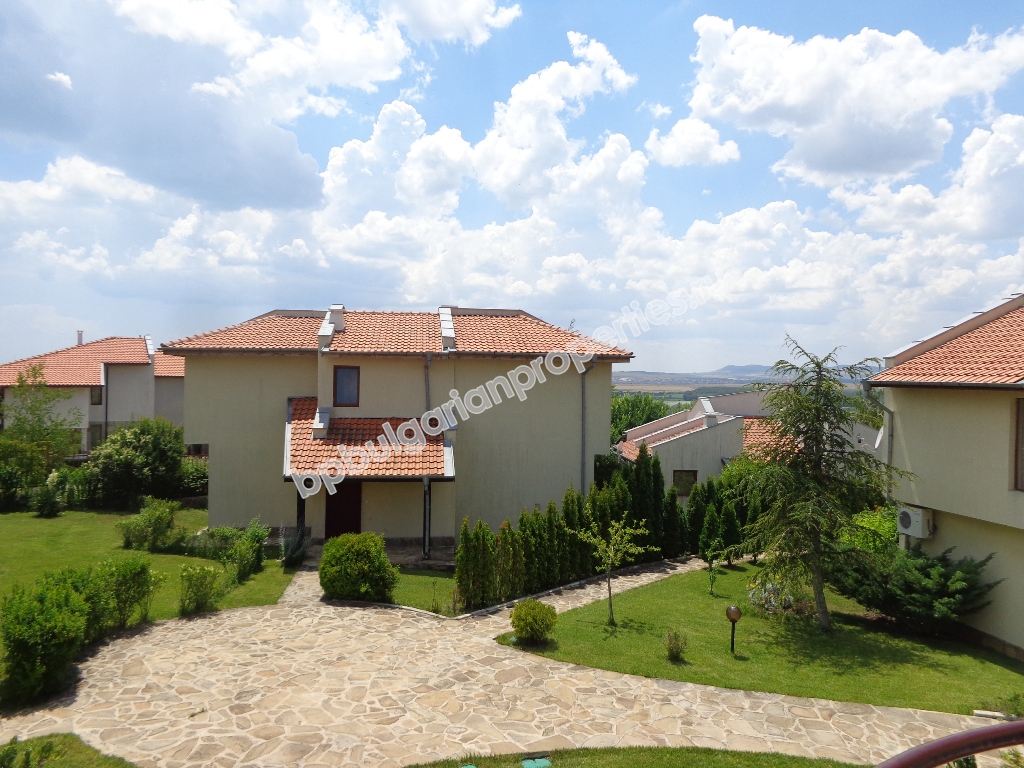 Продава се луксозна двуетажна мебелирана вила край Слънчев Бряг Продава се луксозна двуетажна мебелирана вила край Слънчев Бряг