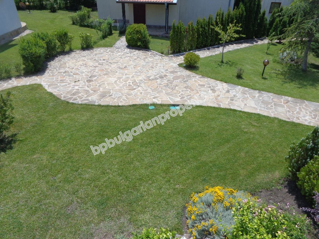 Продава се луксозна двуетажна мебелирана вила край Слънчев Бряг Продава се луксозна двуетажна мебелирана вила край Слънчев Бряг