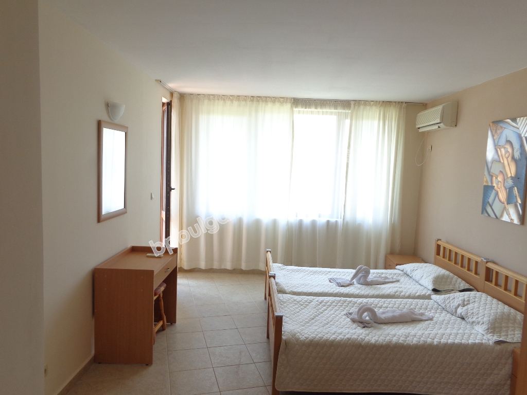 Продава се луксозна двуетажна мебелирана вила край Слънчев Бряг Продава се луксозна двуетажна мебелирана вила край Слънчев Бряг