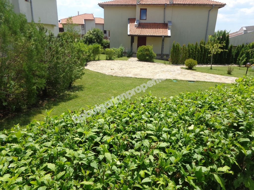 Продава се луксозна двуетажна мебелирана вила край Слънчев Бряг Продава се луксозна двуетажна мебелирана вила край Слънчев Бряг