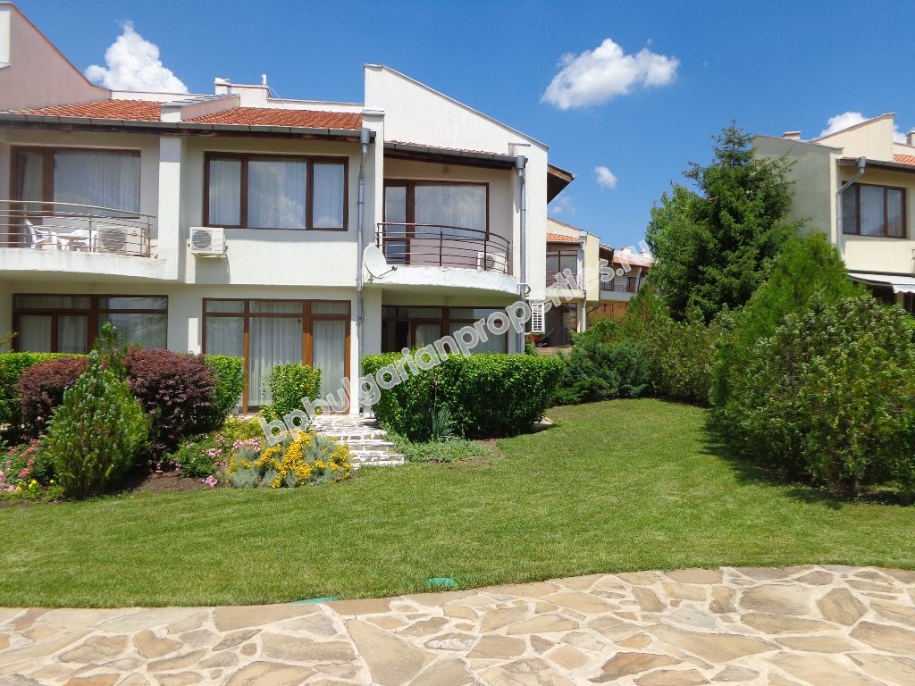 Продава се луксозна двуетажна мебелирана вила край Слънчев Бряг Продава се луксозна двуетажна мебелирана вила край Слънчев Бряг