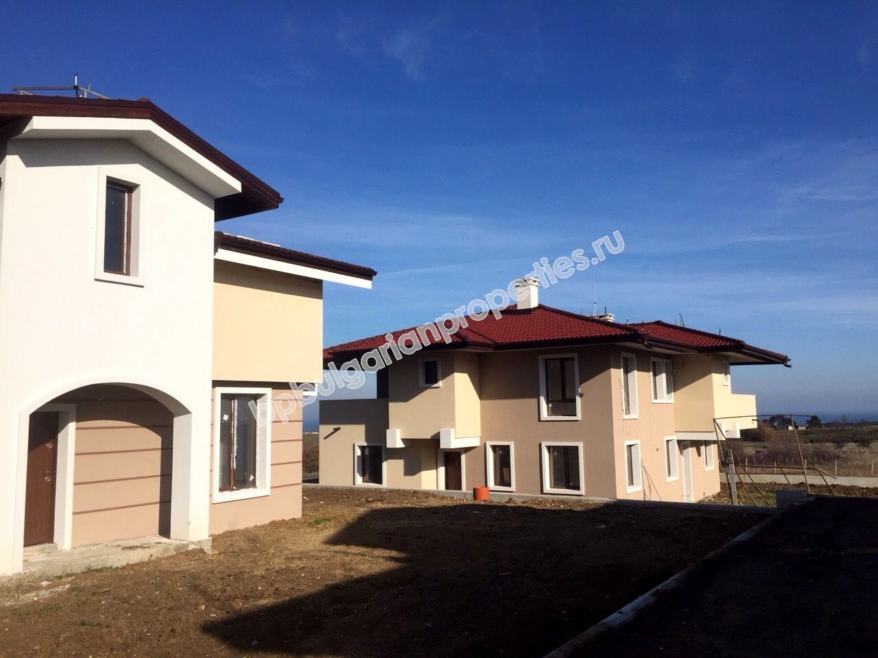 Луксозни таунхауси близо до плажа за продажба в курорта Лозенец Луксозни таунхауси близо до плажа за продажба в курорта Лозенец
