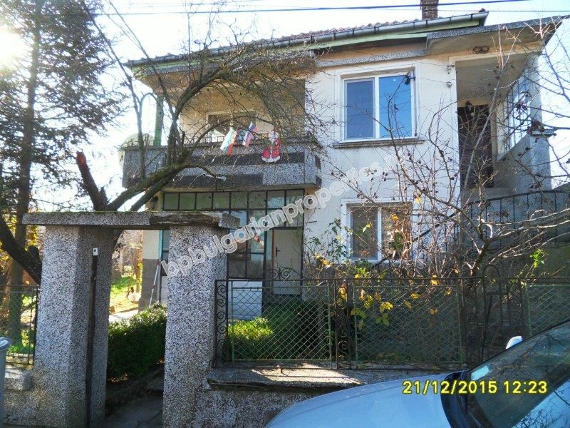 Двуетажна къща с двор на 12 км от морето, обл. Бургас Двуетажна къща с двор на 12 км от морето, обл. Бургас