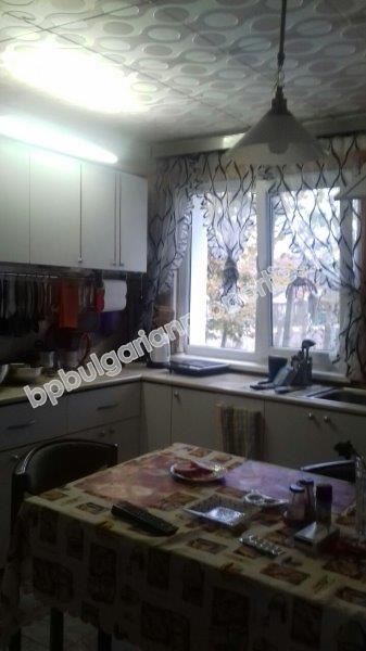 Двуетажна къща с двор на 12 км от морето, обл. Бургас Двуетажна къща с двор на 12 км от морето, обл. Бургас