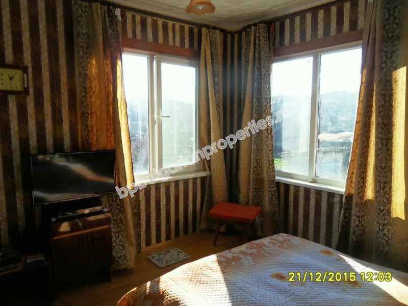 Двуетажна къща с двор на 12 км от морето, обл. Бургас Двуетажна къща с двор на 12 км от морето, обл. Бургас