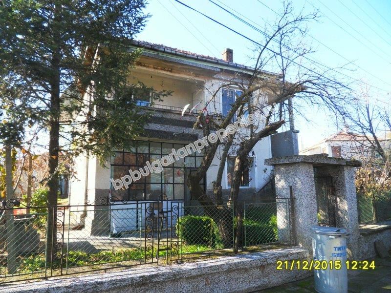 Двуетажна къща с двор на 12 км от морето, обл. Бургас Двуетажна къща с двор на 12 км от морето, обл. Бургас