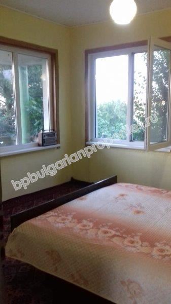 Двуетажна къща с двор на 12 км от морето, обл. Бургас Двуетажна къща с двор на 12 км от морето, обл. Бургас