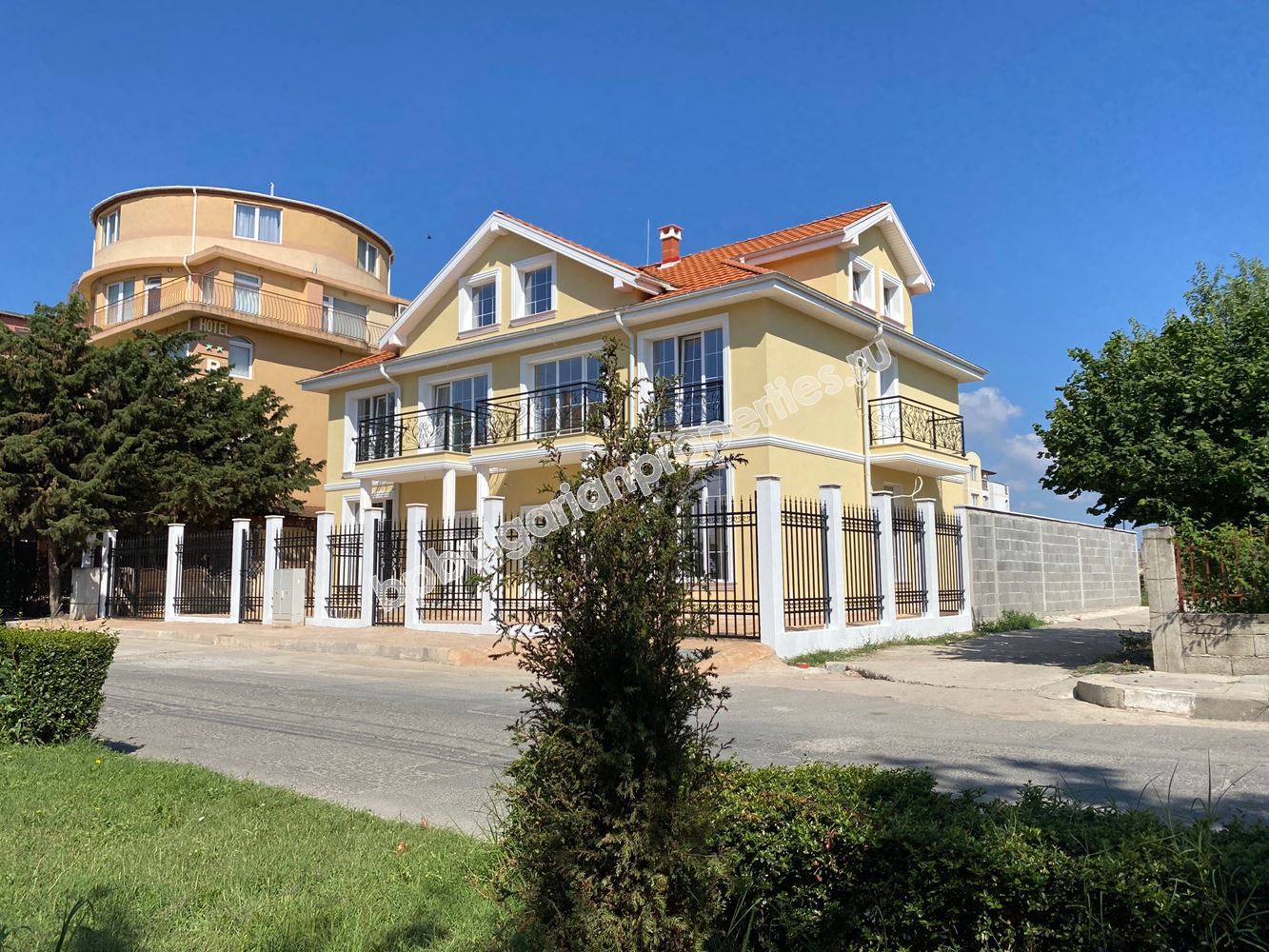 Луксозна къща за 2 семейства в Равда Луксозна къща за 2 семейства в Равда