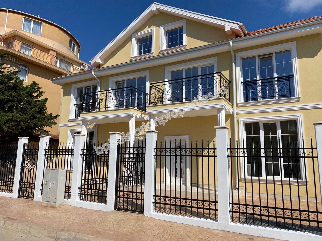 Луксозна къща за 2 семейства в Равда Луксозна къща за 2 семейства в Равда