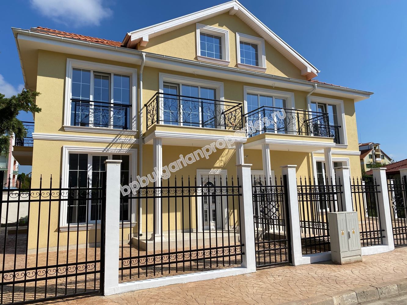 Луксозна къща за 2 семейства в Равда Луксозна къща за 2 семейства в Равда