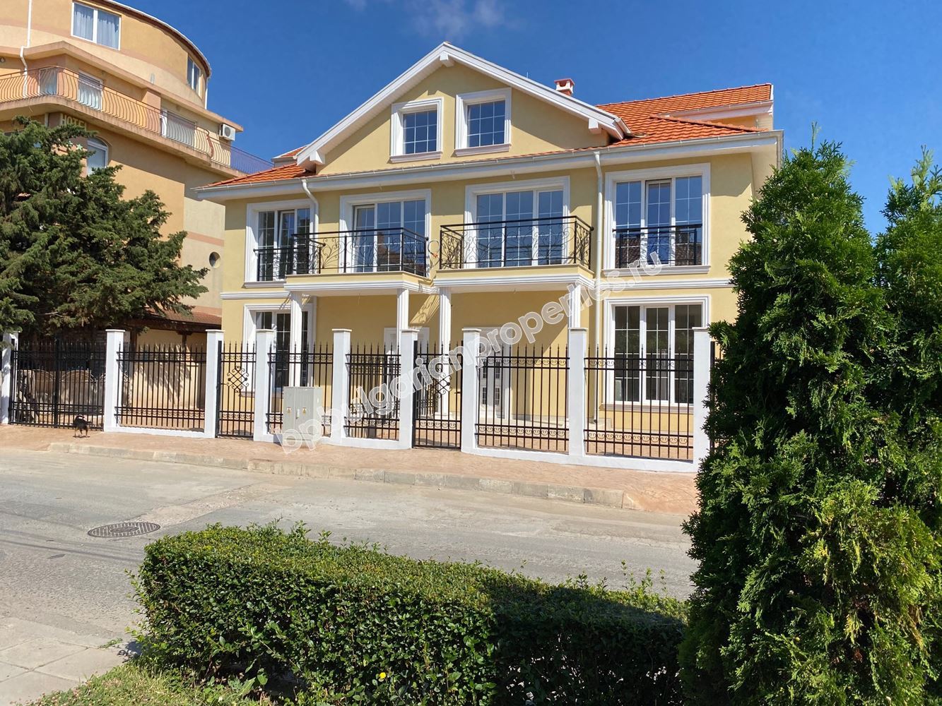 Луксозна къща за 2 семейства в Равда Луксозна къща за 2 семейства в Равда