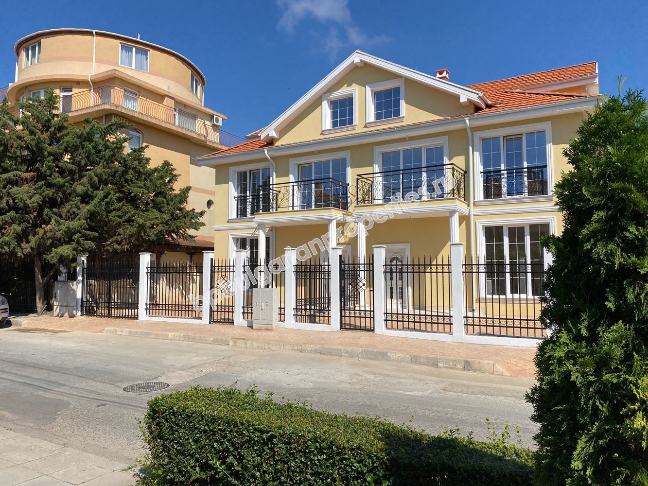 Луксозна къща за 2 семейства в Равда Луксозна къща за 2 семейства в Равда