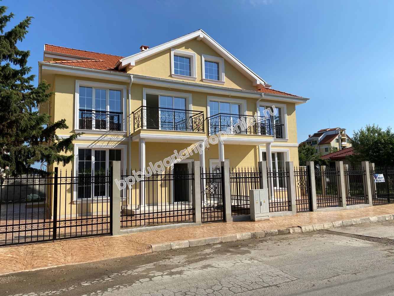 Луксозна къща за 2 семейства в Равда Луксозна къща за 2 семейства в Равда