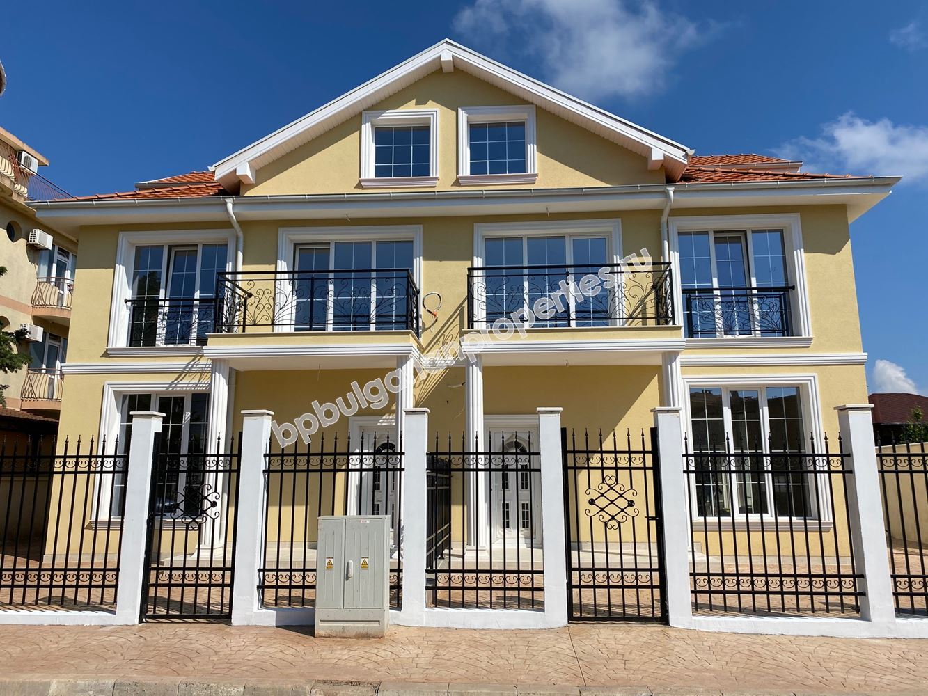 Луксозна къща за 2 семейства в Равда Луксозна къща за 2 семейства в Равда