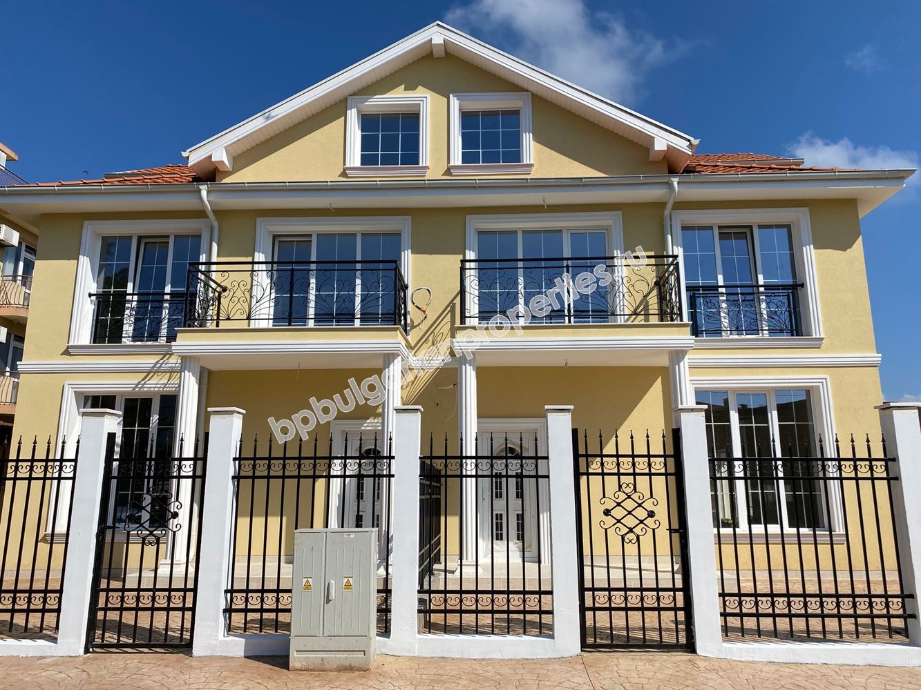 Луксозна къща за 2 семейства в Равда Луксозна къща за 2 семейства в Равда