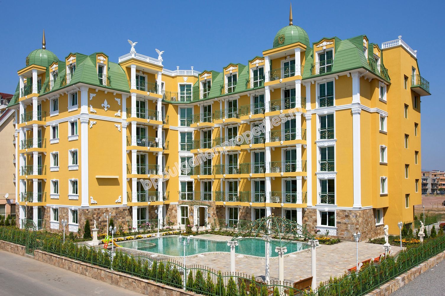 Апартаменти за продажба в нов комплекс близо до плажа в Слънчев Бряг Апартаменти за продажба в нов комплекс близо до плажа в Слънчев Бряг