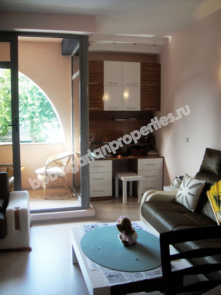 Луксозен тристаен апартамент за продажба на брега на морето в Царево