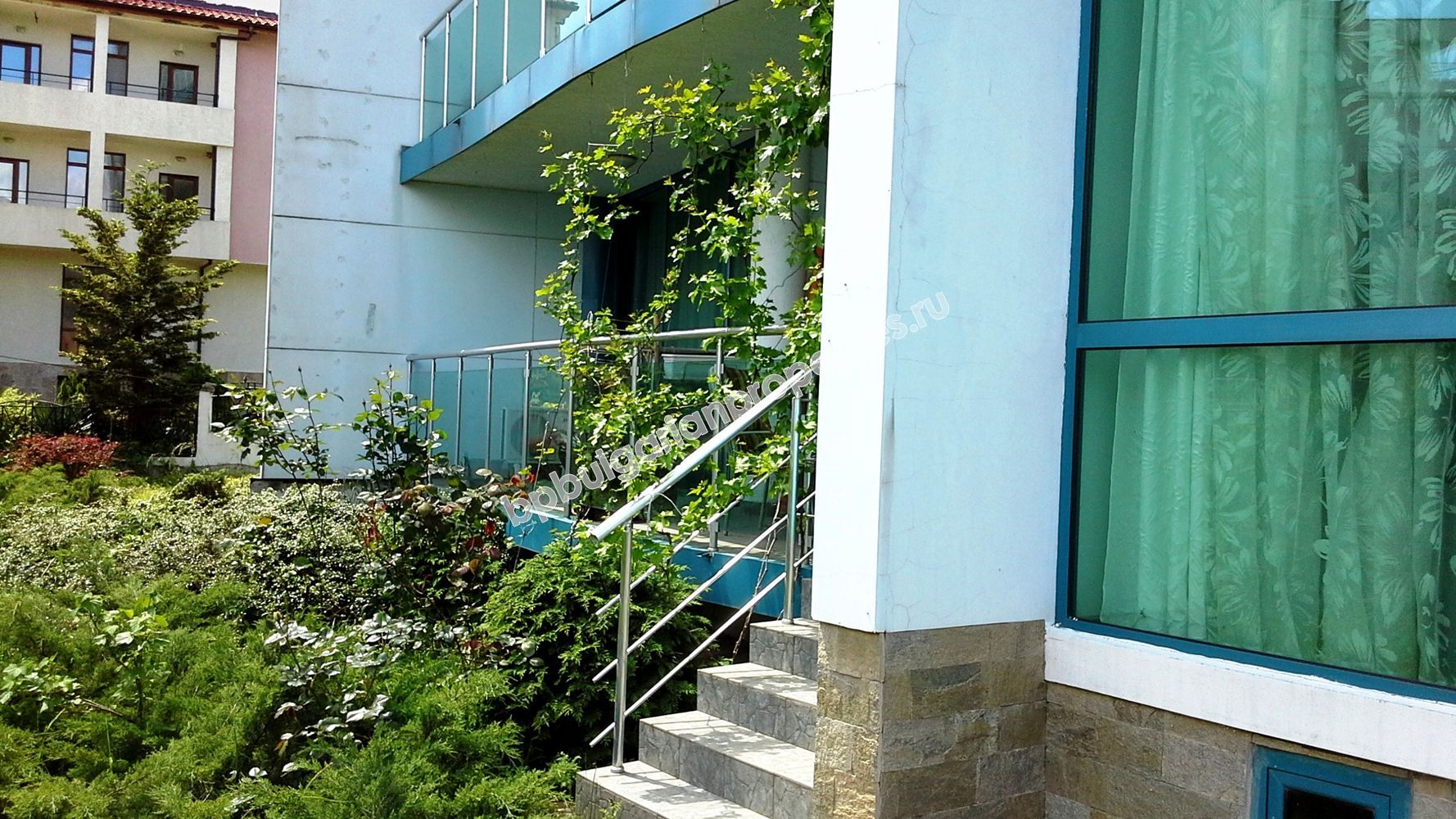 Луксозен двуспален мебелиран апартамент за продажба близо до плажа в Приморско