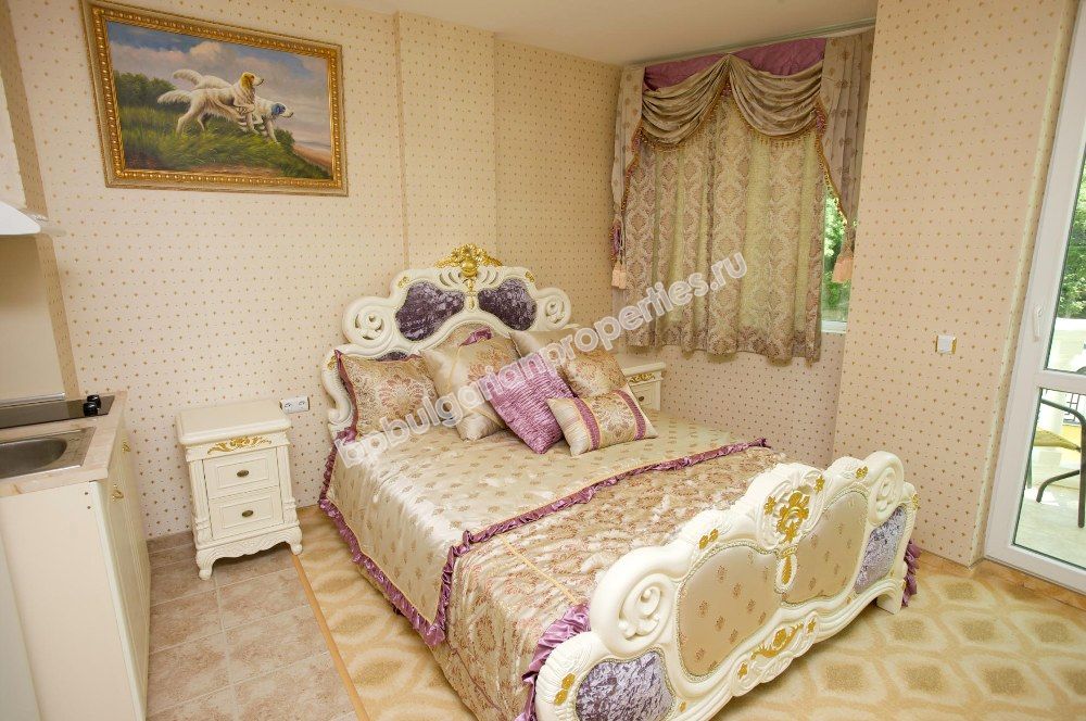 Продава луксозни апартаменти на самия бряг на морето в курорта Елените