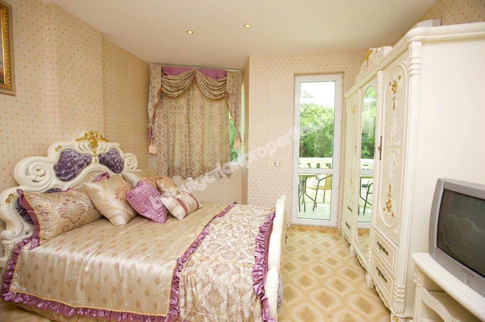 Продава луксозни апартаменти на самия бряг на морето в курорта Елените