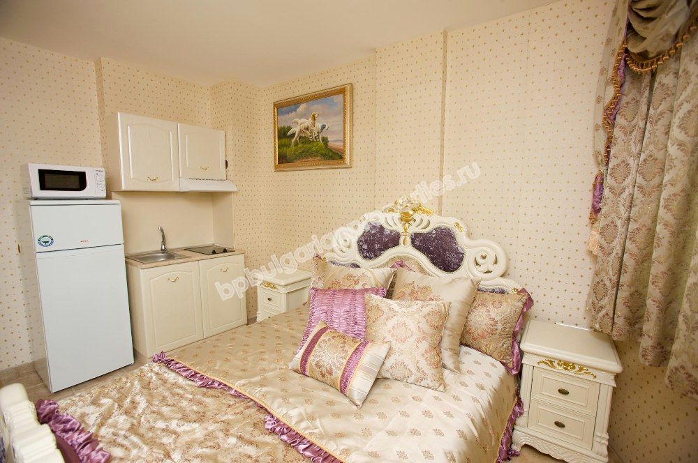 Продава луксозни апартаменти на самия бряг на морето в курорта Елените