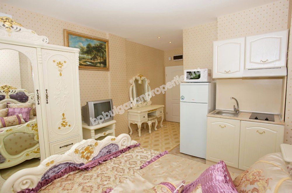 Продава луксозни апартаменти на самия бряг на морето в курорта Елените