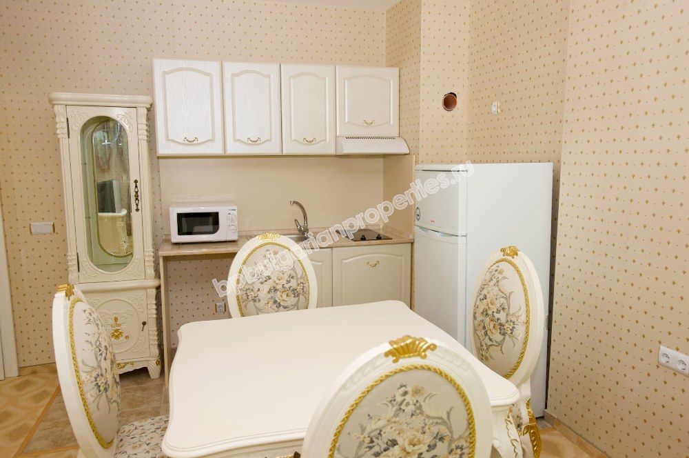 Продава луксозни апартаменти на самия бряг на морето в курорта Елените