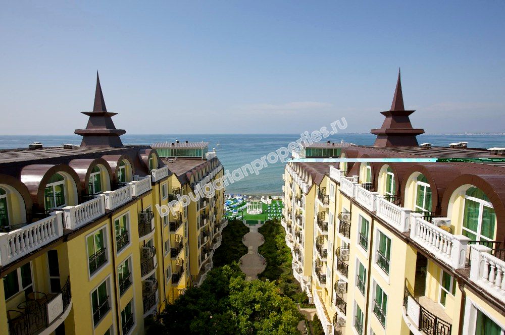 Продава луксозни апартаменти на самия бряг на морето в курорта Елените