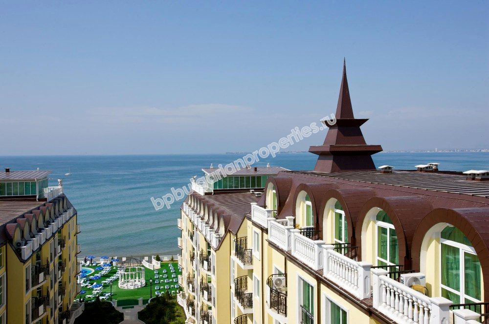 Продава луксозни апартаменти на самия бряг на морето в курорта Елените