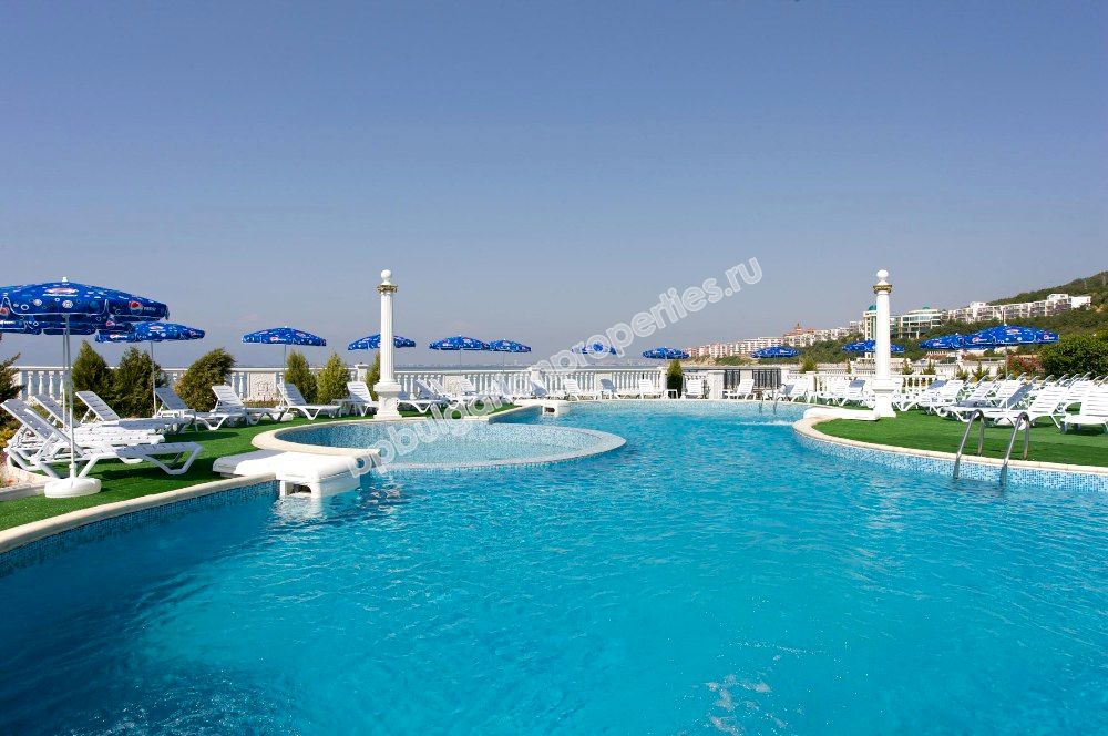 Продава луксозни апартаменти на самия бряг на морето в курорта Елените