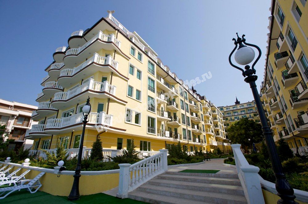 Продава луксозни апартаменти на самия бряг на морето в курорта Елените