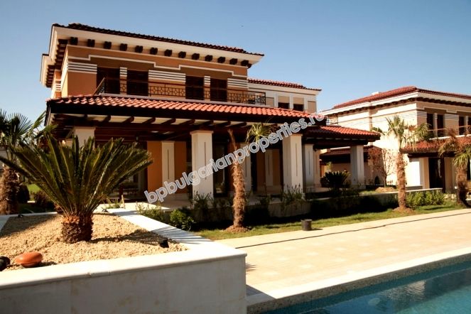 Луксозни таунхаузи за продажба на плажа край Созопол