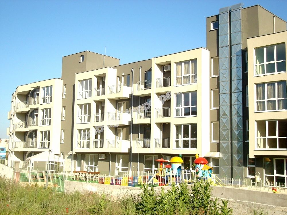 Тристаен апартамент за продажба близо до плажа в курорта Свети Влас