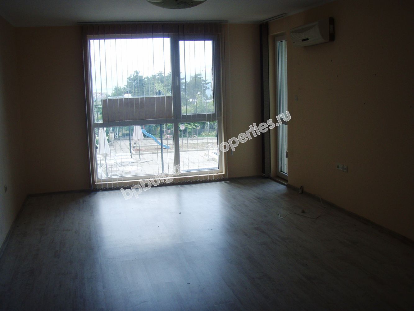 Тристаен апартамент за продажба близо до плажа в курорта Свети Влас