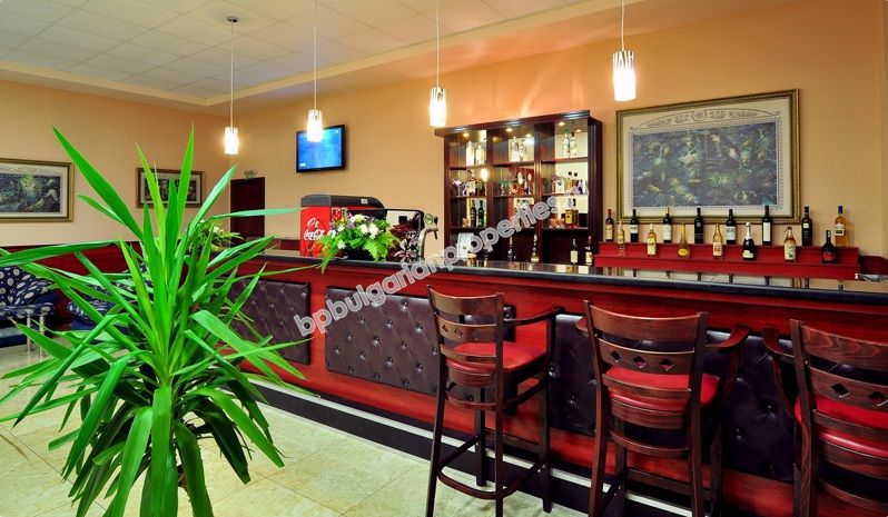 Луксозен мебелиран двуспален апартамент за продажба в курорта Златни Пясъци