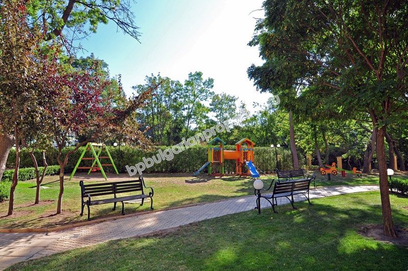 Луксозен мебелиран двуспален апартамент за продажба в курорта Златни Пясъци