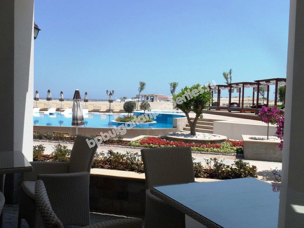 Луксозен двустаен апартамент на първа линия море за продажба в курорта Лозенец