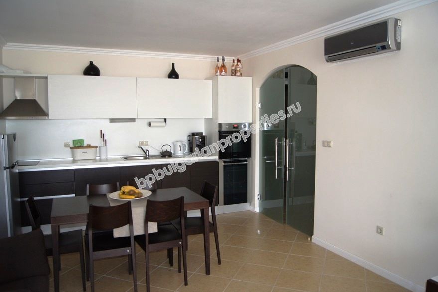 Луксозен двустаен апартамент на първа линия море за продажба в курорта Лозенец