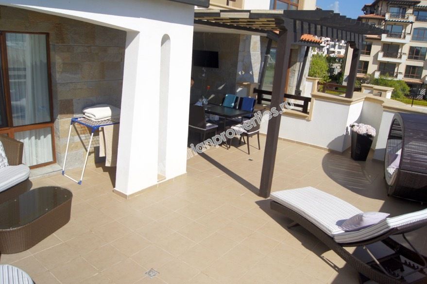 Луксозен двустаен апартамент на първа линия море за продажба в курорта Лозенец