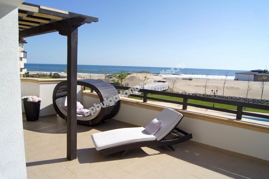 Луксозен двустаен апартамент на първа линия море за продажба в курорта Лозенец