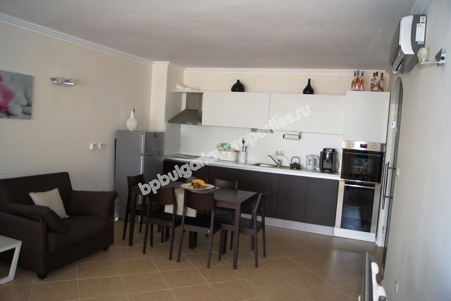 Луксозен двустаен апартамент на първа линия море за продажба в курорта Лозенец