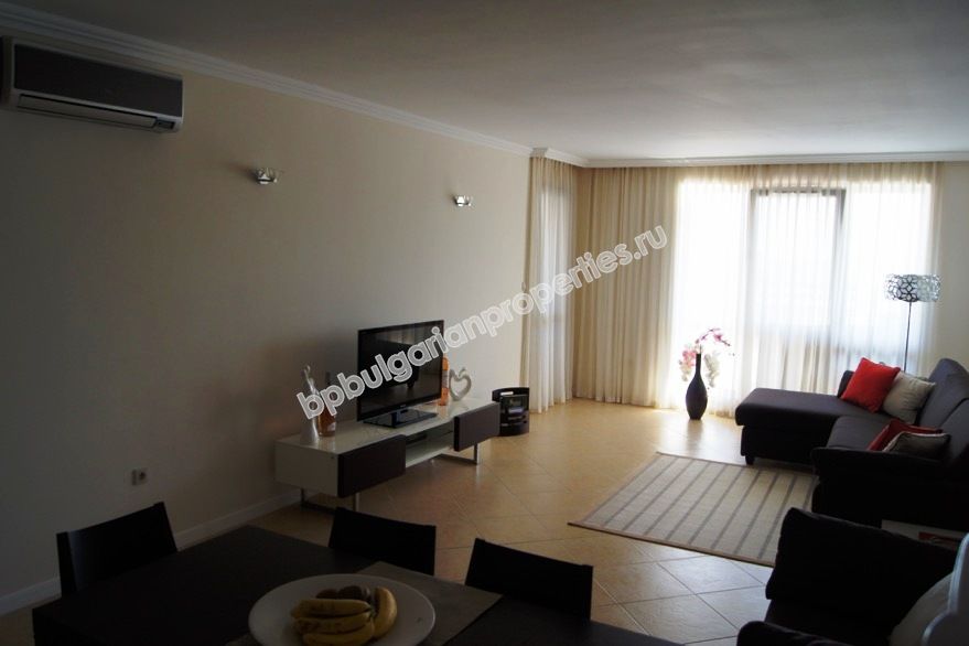 Луксозен двустаен апартамент на първа линия море за продажба в курорта Лозенец