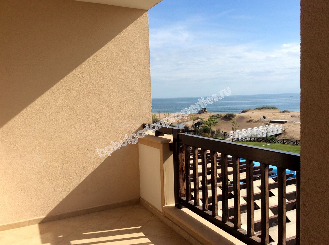 Луксозен двустаен апартамент на първа линия море за продажба в курорта Лозенец