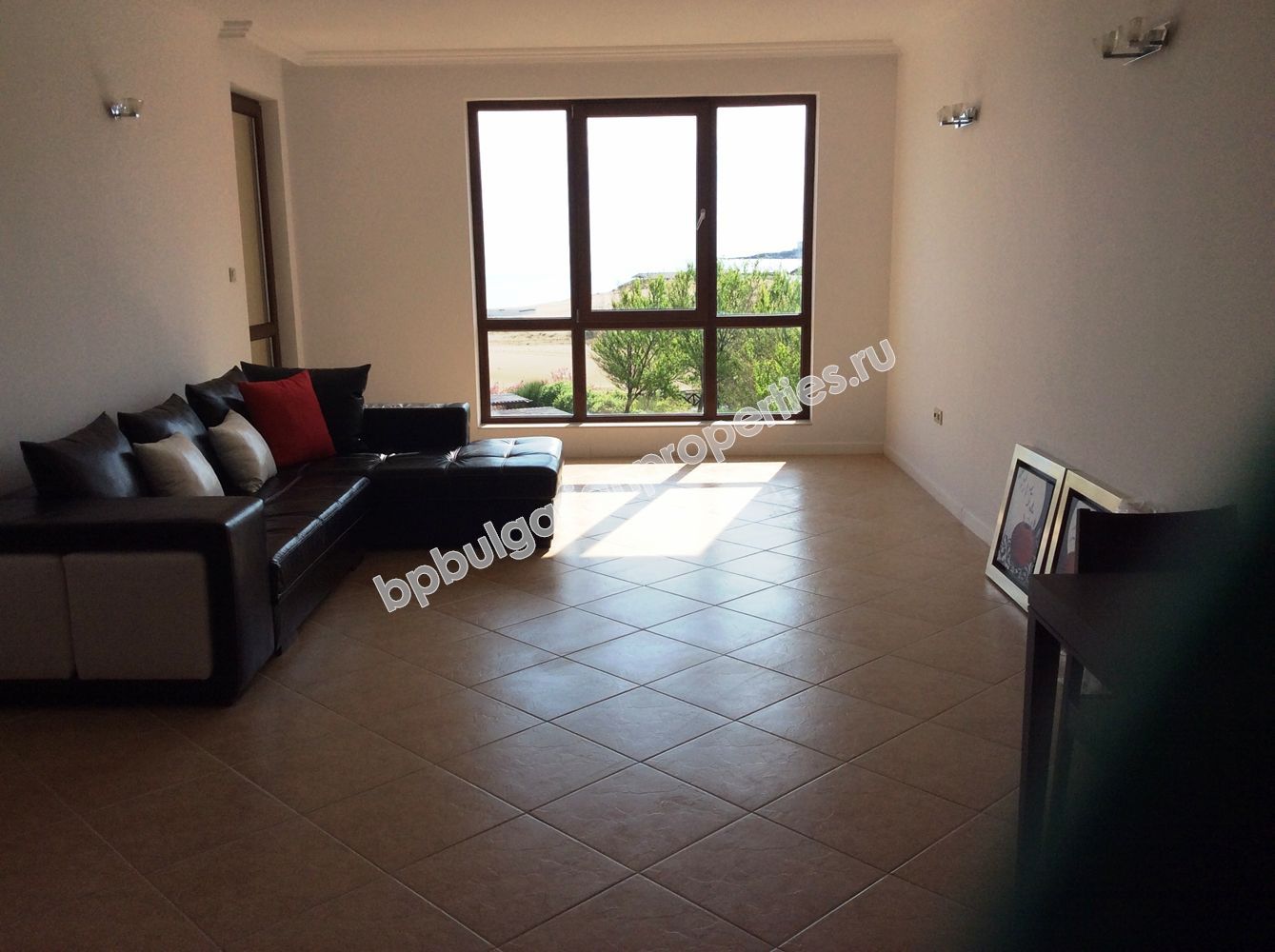 Луксозен двустаен апартамент на първа линия море за продажба в курорта Лозенец