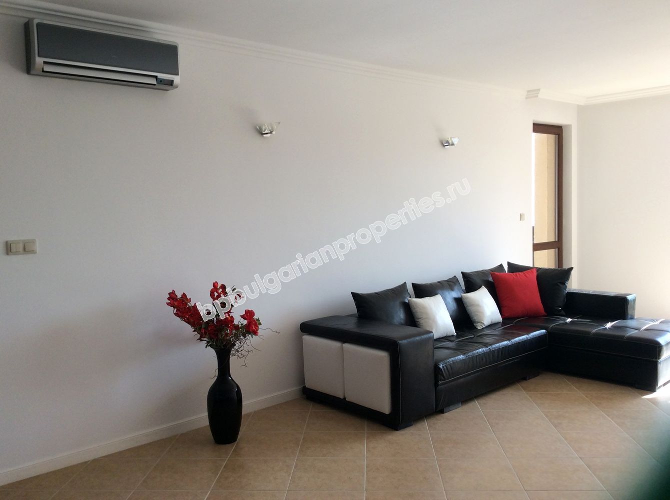 Луксозен двустаен апартамент на първа линия море за продажба в курорта Лозенец